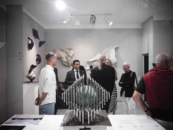 Impression Vernissage Ausstellung Oleksii Zolotariov und Wilhelm Morat
